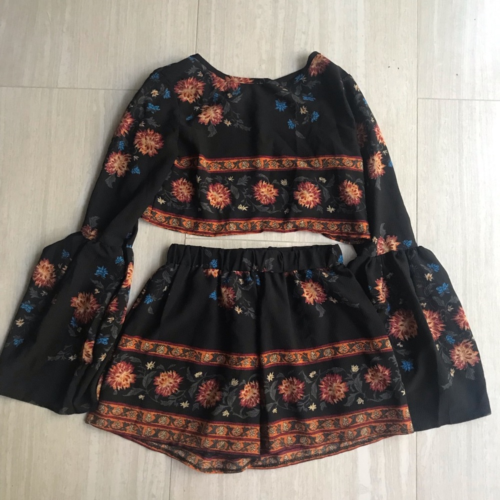 Bell Sleeve Floral Two Piece Set - Picture 3 of 4